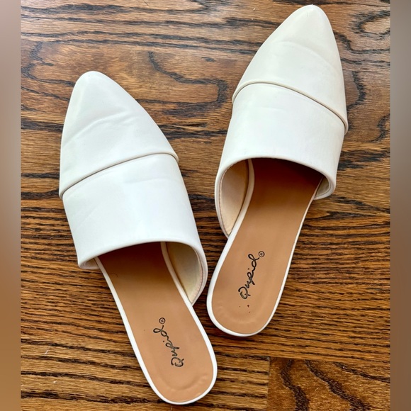 Qupid Shoes - Quipid Boutique Off White/Eggshell Faux Leather Slip On Mules Size 7